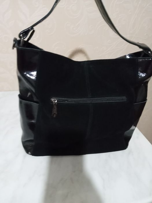 Сумка брендовая татуральная замша и лак очень красивпя и стидьная