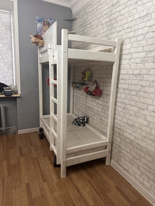 Продам кровать двух яросную .