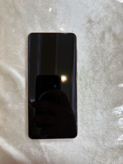 SAMSUNG S21 5g 8/256 bir qo’l ishlatilgan xolati ideal