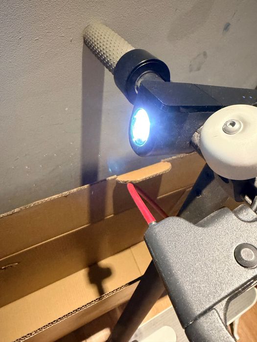 Trotineta xiaomi mi m365 alba - ca noua, foarte putin folosita, fara lovituri, cutie