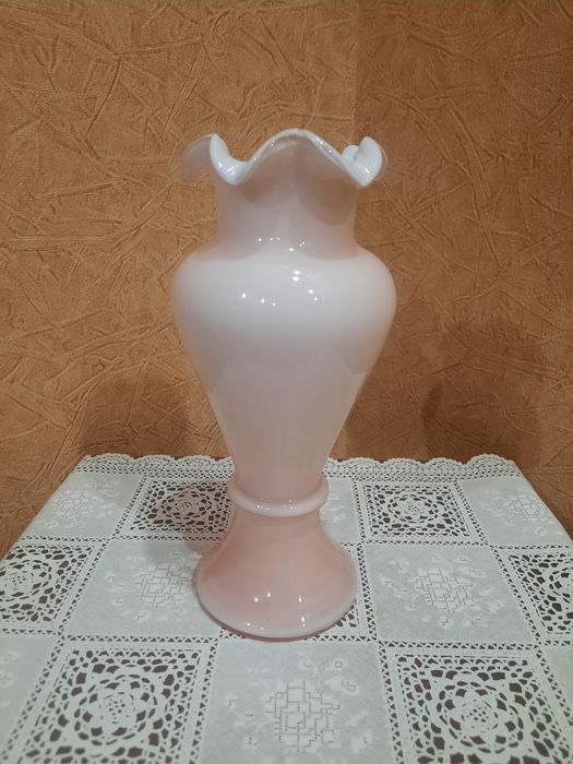 Винтажная, красивая  фигурная ваза из двухслойного молочного  стекла.