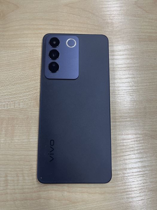 Vivo V27e.