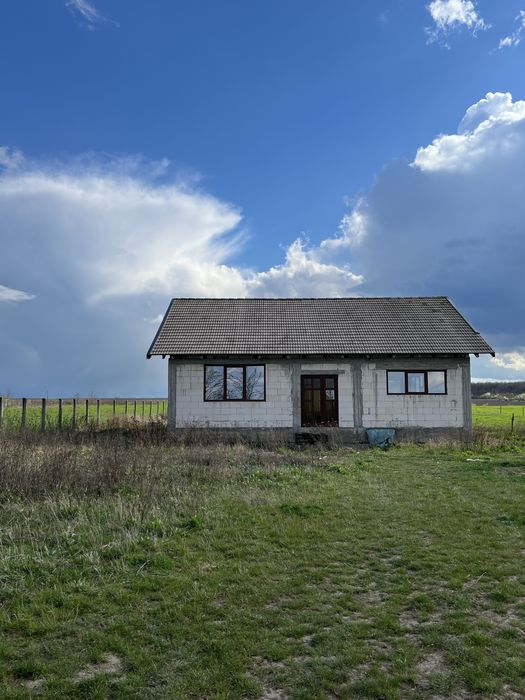Vând casă în Miersig cu teren cu 5.000 mp (plus inca 2.000 mp disponibili la vanzare teren agricol)situată la 25 de km de Oradea