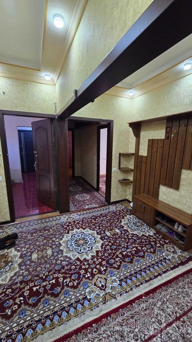 м.Ойбек. Сдаётся 3 (4)х комнатная квартира в центре. Собственник.