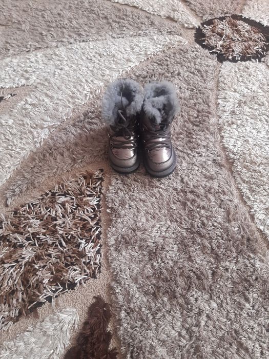 Продам обувь на девочку.