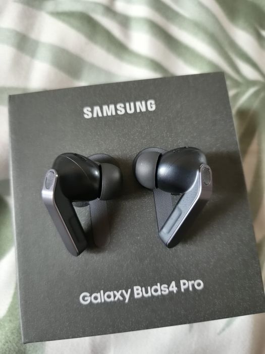 Продаю Samsung galaxy s 26 и наушнике bads 4 bads 4 pro