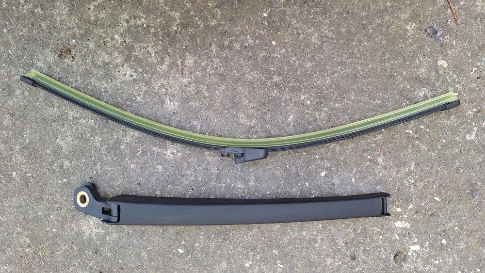 Продавам комплект задна чистачка и рамо за Фолксваген Тоаран 2007 г.