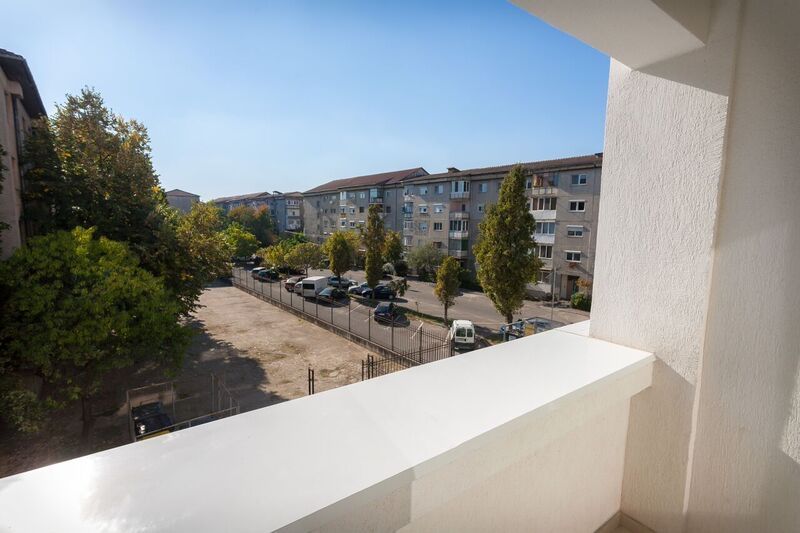 Inchiriez apartament 2 camere, bloc nou, complet mobilat utilat, etajul 2