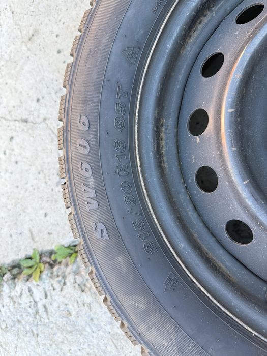 Продам резину 215 / 60  /16