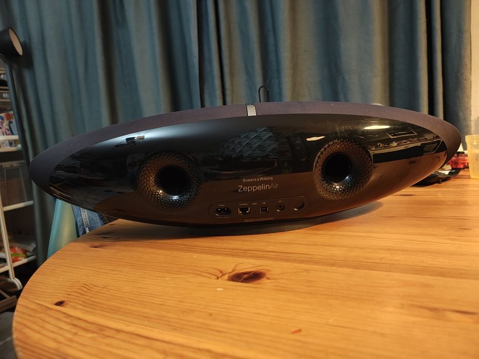 Bowers & Wilkins Zeppelin Air – Lightning