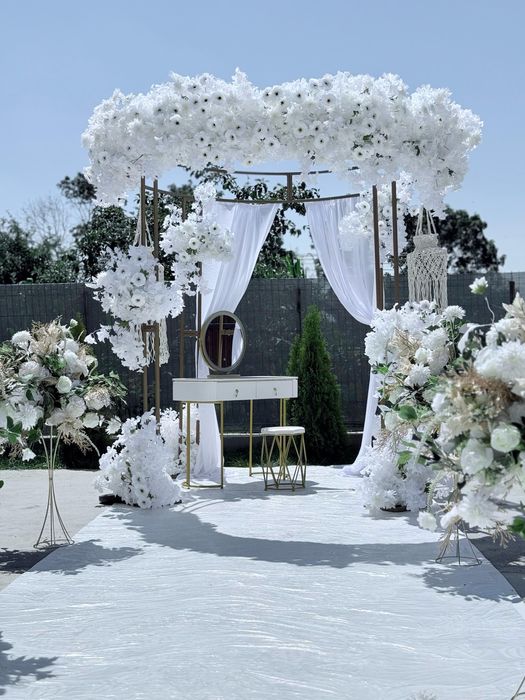 Cort Evenimente nunta botez  mese si aranjamente florale