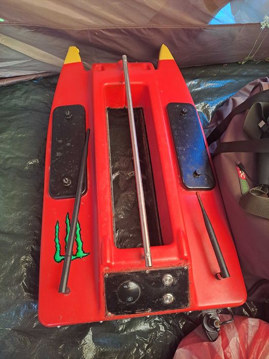 Лодка за захранване със сонар и gps..направена от Ц.Горчев