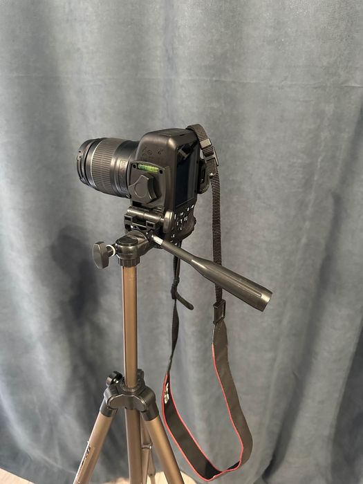 Canon EOS 2000D DSLR + accesorii | Ca nou | 1650 lei