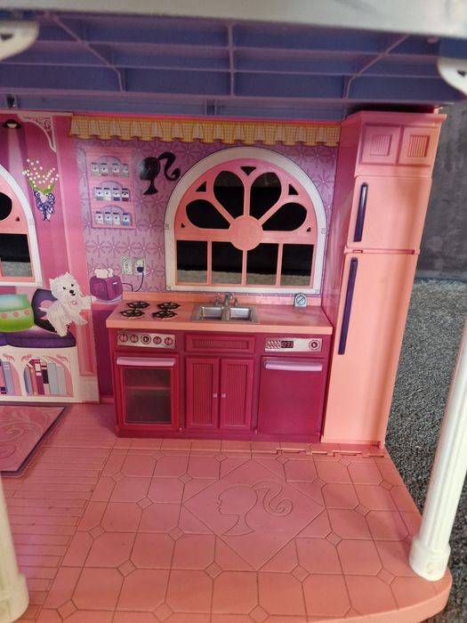 Casa Barbie mare cu 11 papusi si accesorii