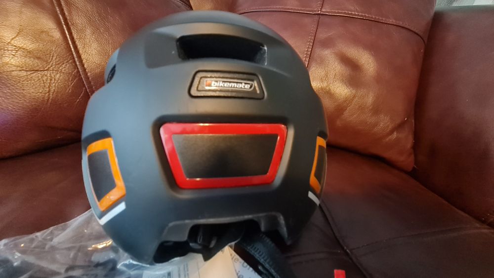 Casca bicicleta cu semnalizare integrata