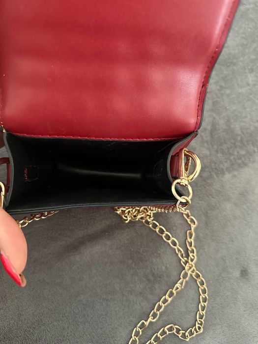 Малка червена чантичка