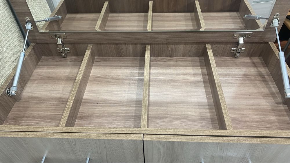 Продам комод с зеркалом