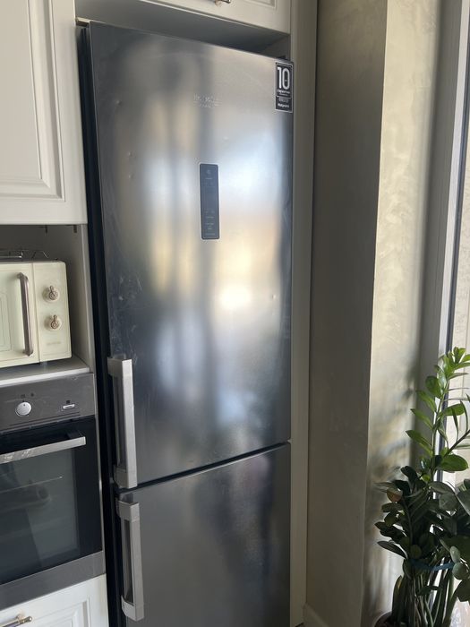 Холодильник фирмы Hotpoint Ariston