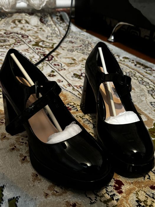 Модные туфли на среднем каблуке бренда.