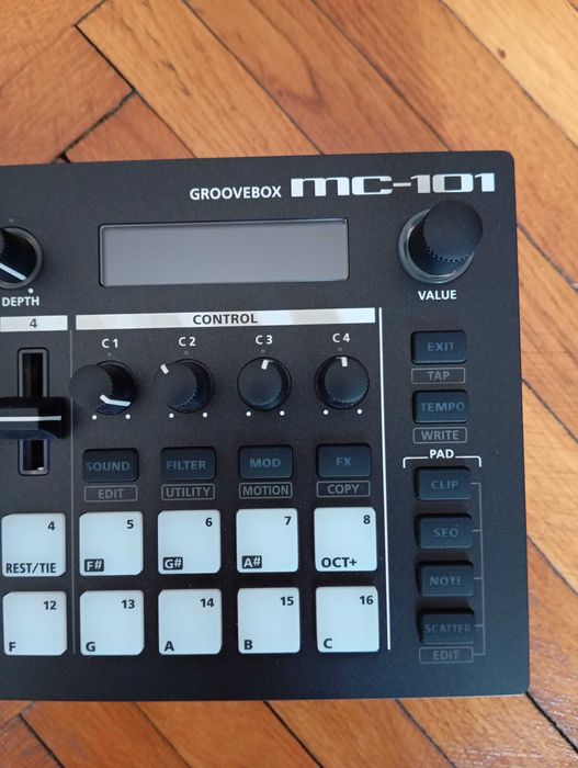 Roland MC-101 Groovebox Drum machine Sintetizator