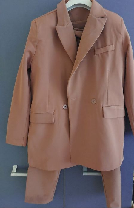 Елегантен дамски костюм- блейзър и панталон, каки/кафяв