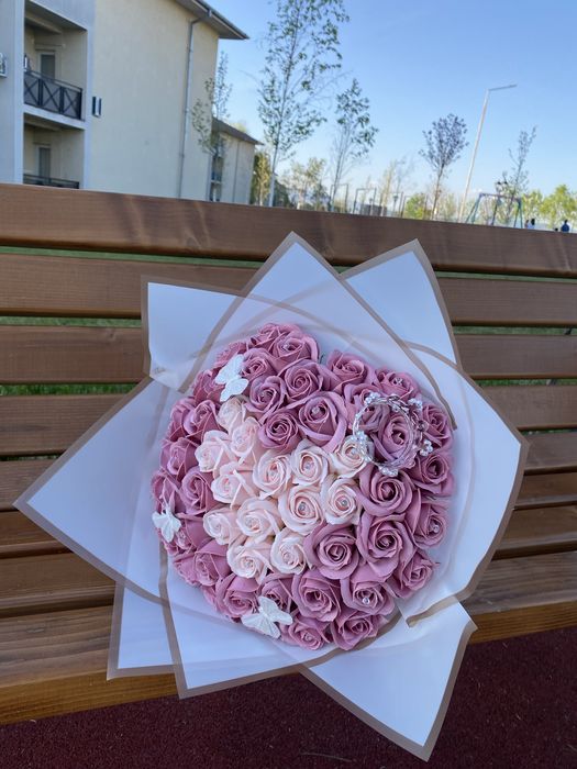 buchet din trandafiri de sapun pentru iubitoaree de roz