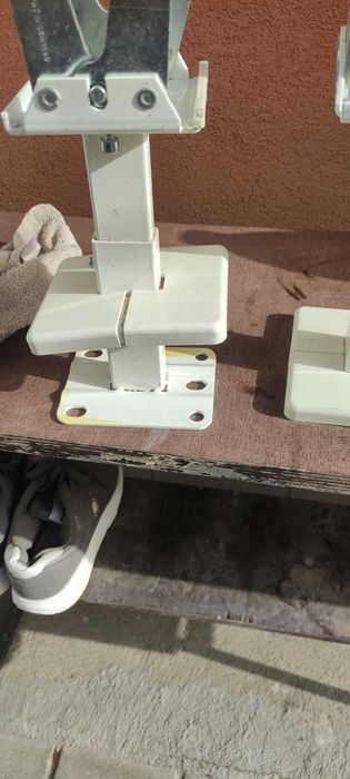 Стойки за панелен радиатор