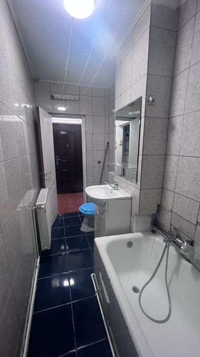 Inchiriez garsoniera decomandata cu centrala  proprie si aer conditionat