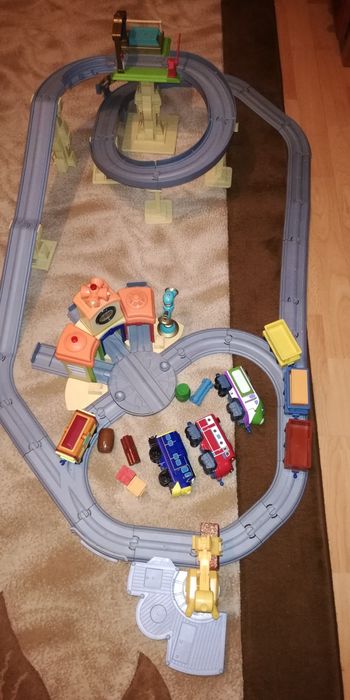 Trenulețe Chuggington cu linie, depou, macara, barieră, interactive