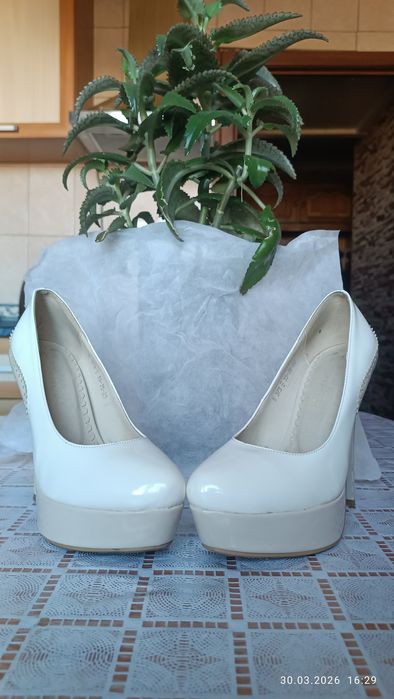 Продам белые нарядные туфли