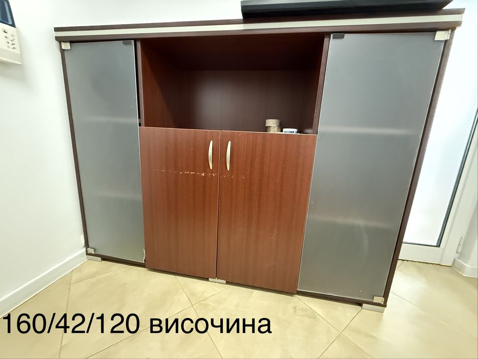 Офисен Шкаф с витрина