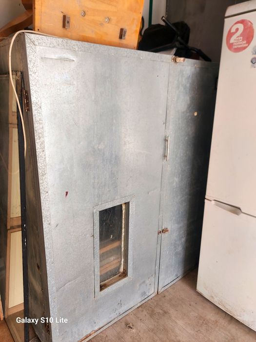 Инкубатор  колдан жасалынган