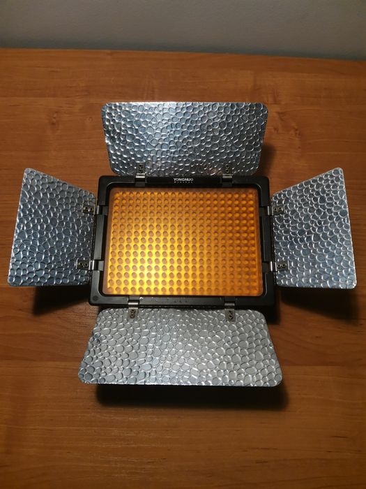 Накамерный видеосвет YN-300