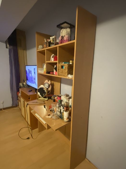 Vand birou cu rafturi atasate