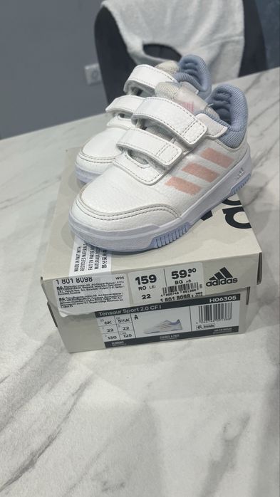 Маратонки Adidas и Nike размер 22