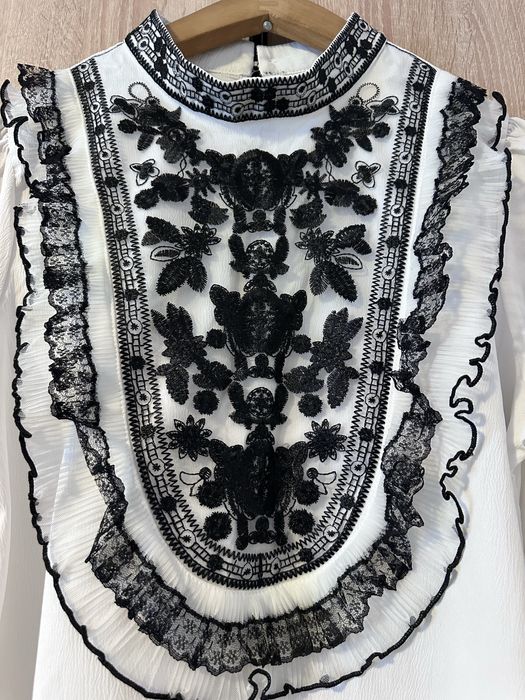 Bluza cu broderie neagra