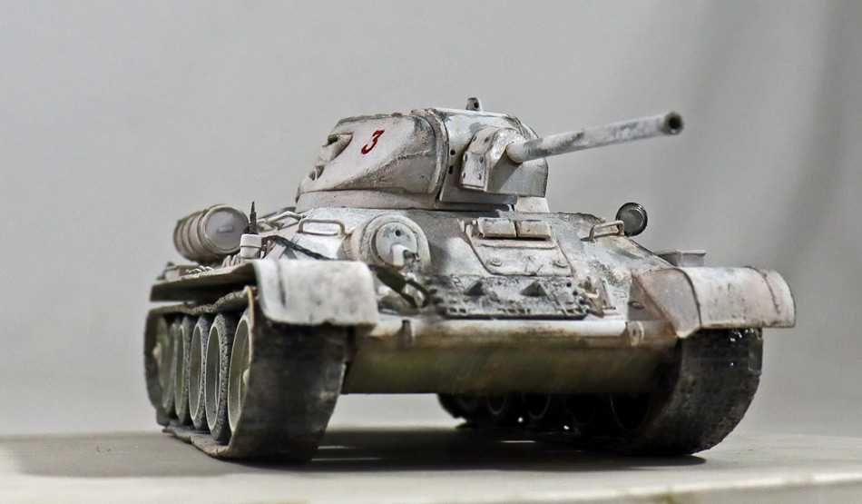 Модели танков  Т- 34/76 и Леопард 2А4 в 1\35