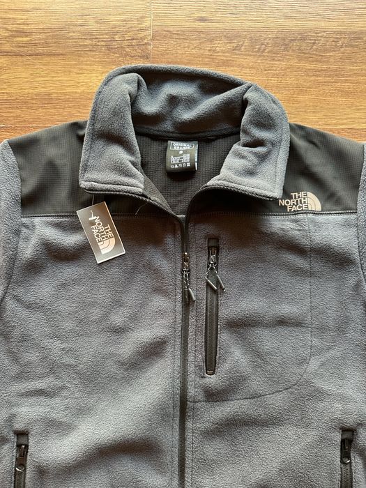 Мъжко,поларно яке The North Face,сив цвят с черно с надпис и на гърба