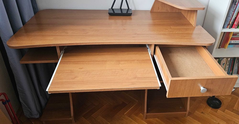 Ученическо бюро с отделение за стационарен компютър