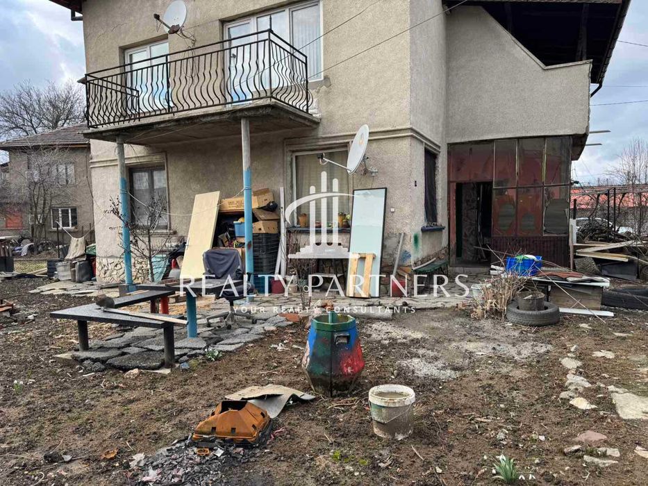 Продава Eтаж от къща - кв. Църква, гр. Перник