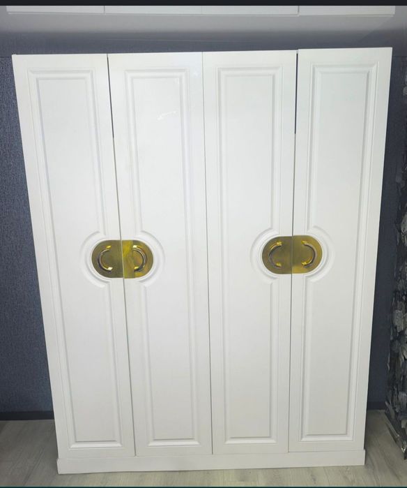 Шкаф с золотыми ручками, район Огонька.