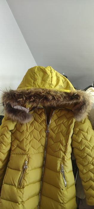 Разкошно топло яке в цвят горчица с качулка и  яка от лисица