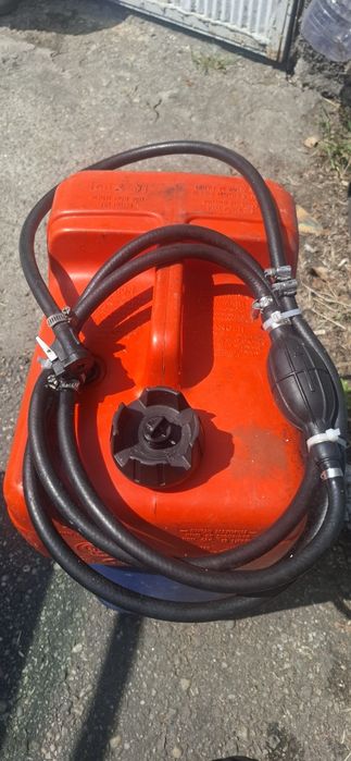 Vînd 2 barci si un motor