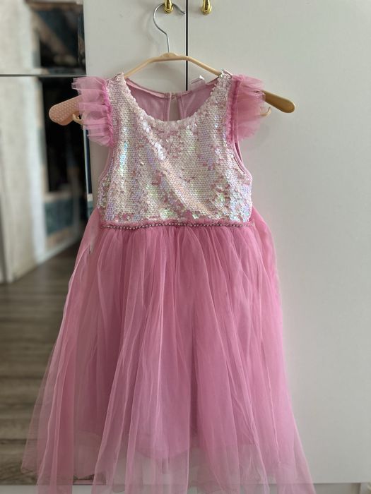 Нарядное платье с пайетками