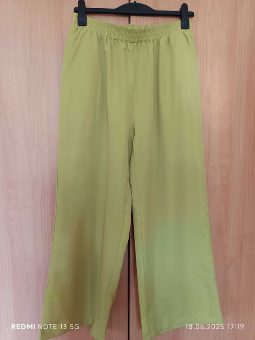 Продавам комплект XL, 30evro. Широк панталон и свободна риза.