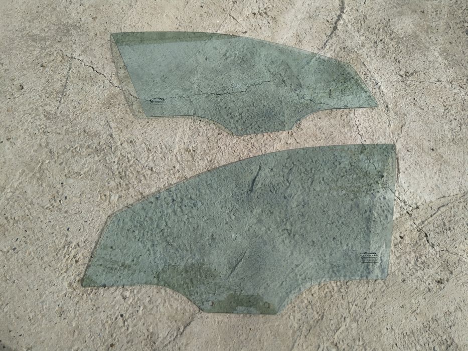 Jentraga old eshiklariga oyna.