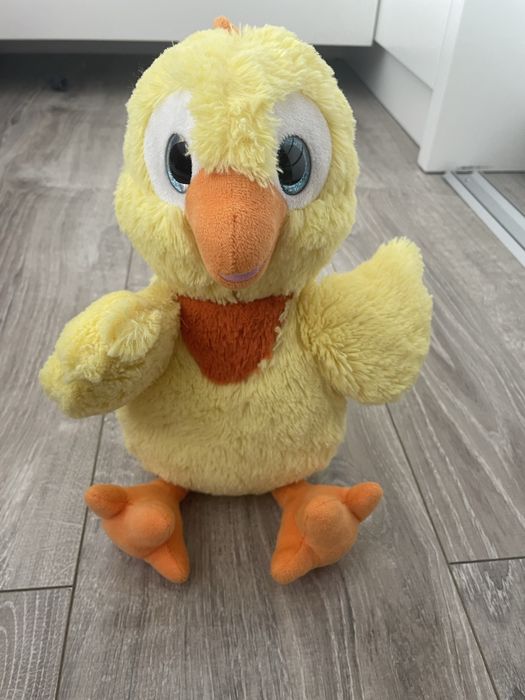 Pui din pluș cu ochi stralucitori