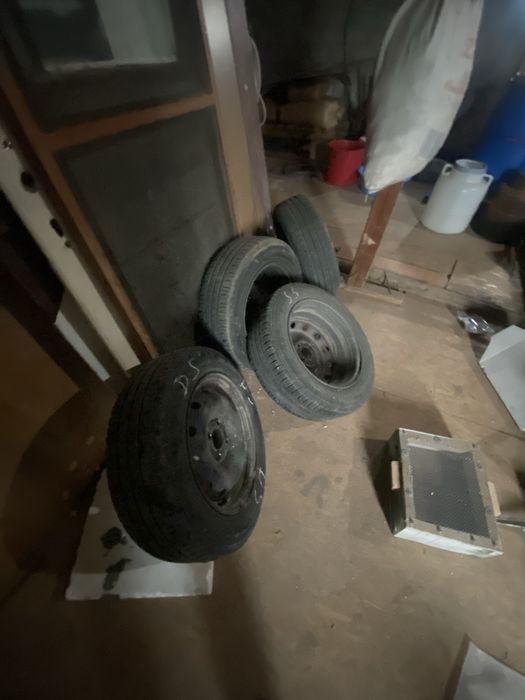 Anvelope vara cu jante Dacia Logan  100 lei