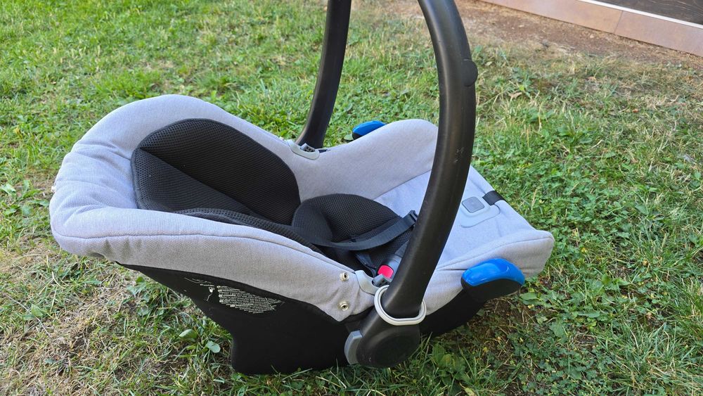 Столче за кола в сиво и черно