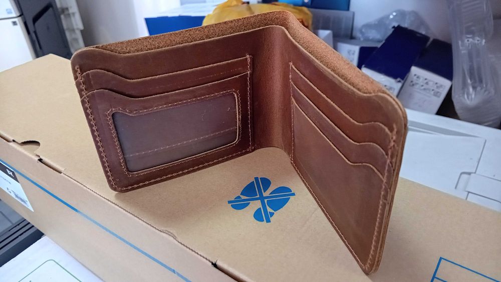 Чисто ново мъжко портмоне от естествена кожа